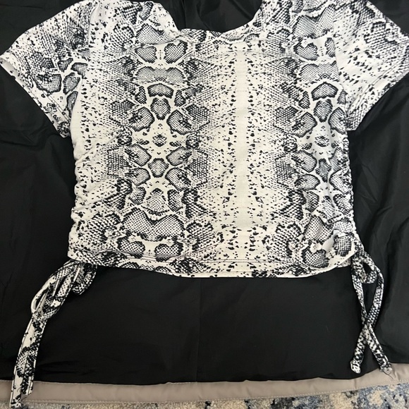NWOT reptile patterned crop top!!💚🦎🐊 - Picture 2 of 6